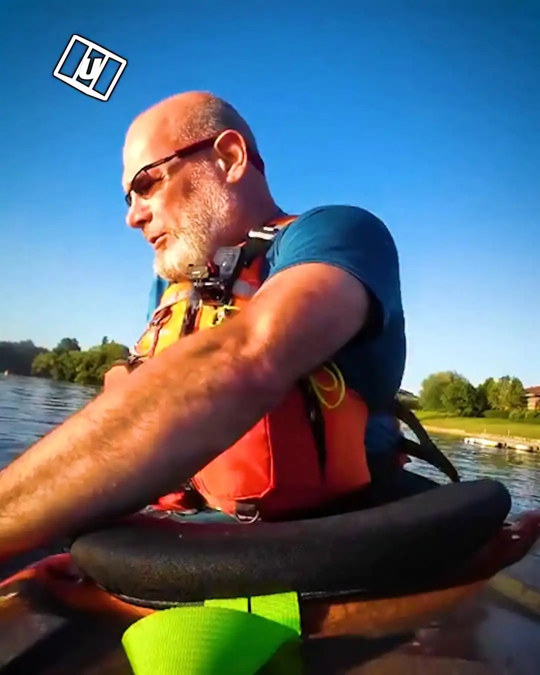 Kayak roll goes wrong 😳😰