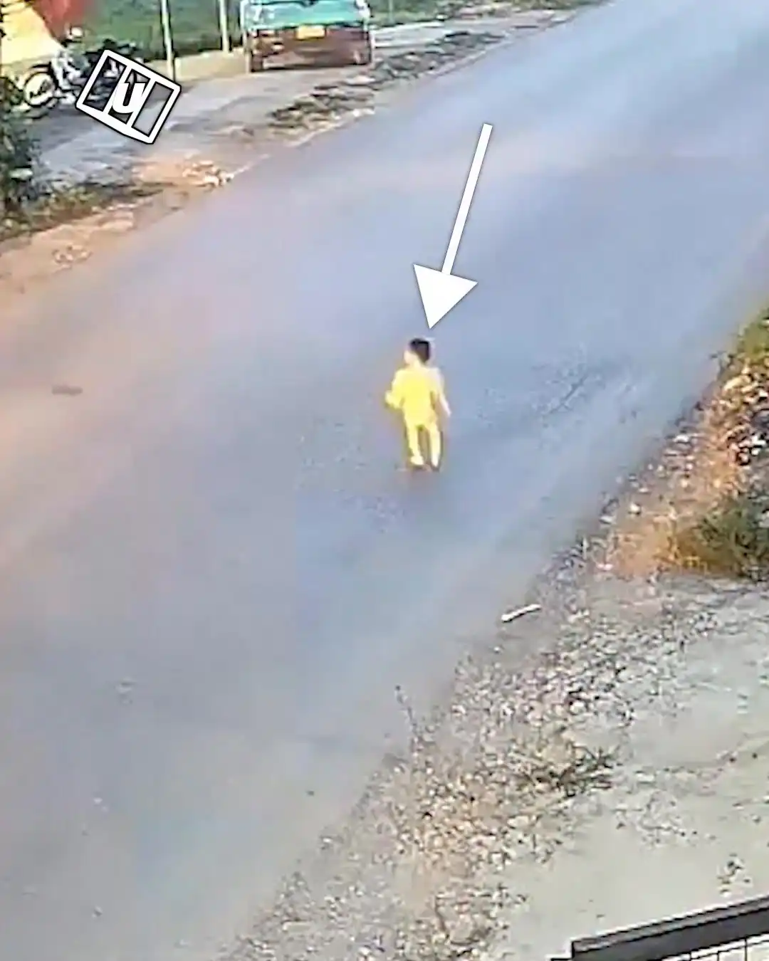 This toddler wandered into the busy road 😱