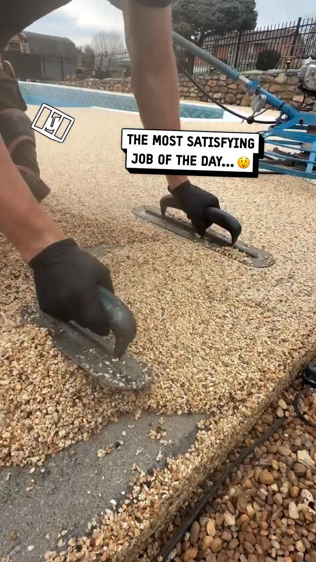 Installing resin on a curb 😮💨👏
