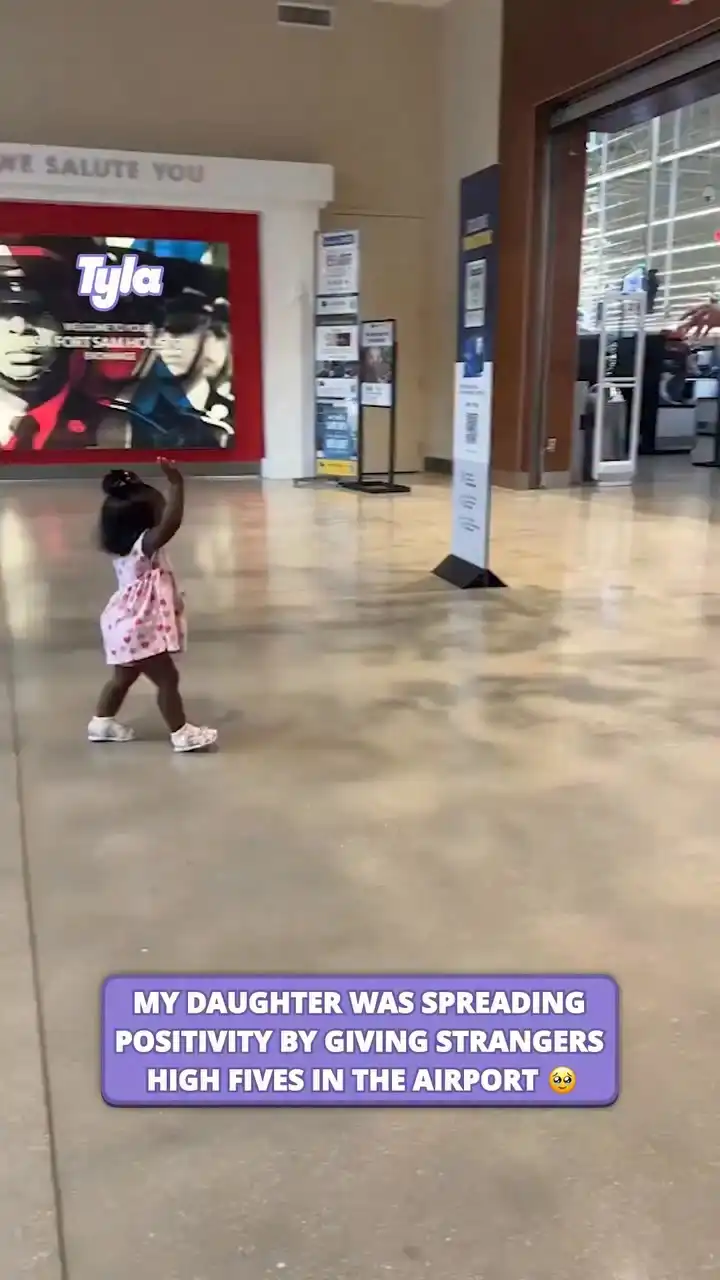 Toddler gives strangers high fives at the airport 🥹