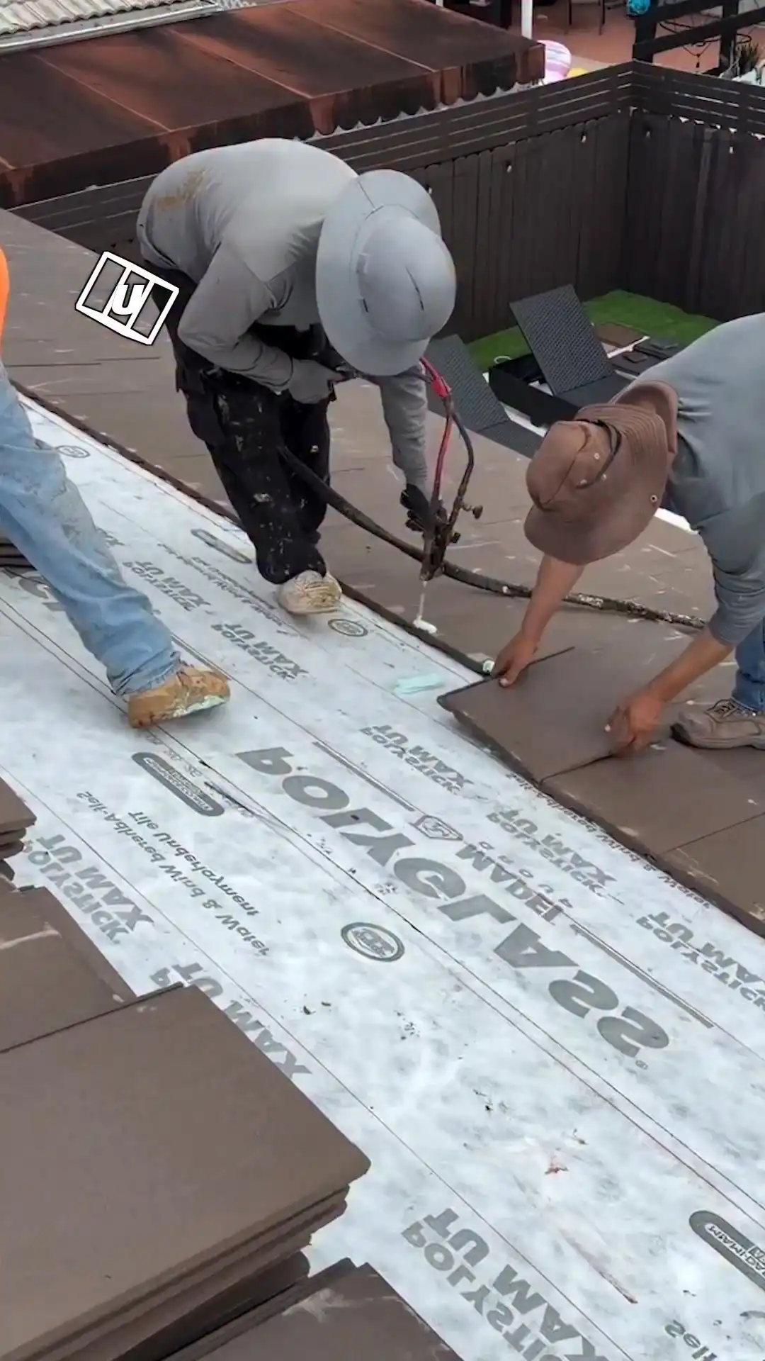 Easy roofing installation 😮💨👏