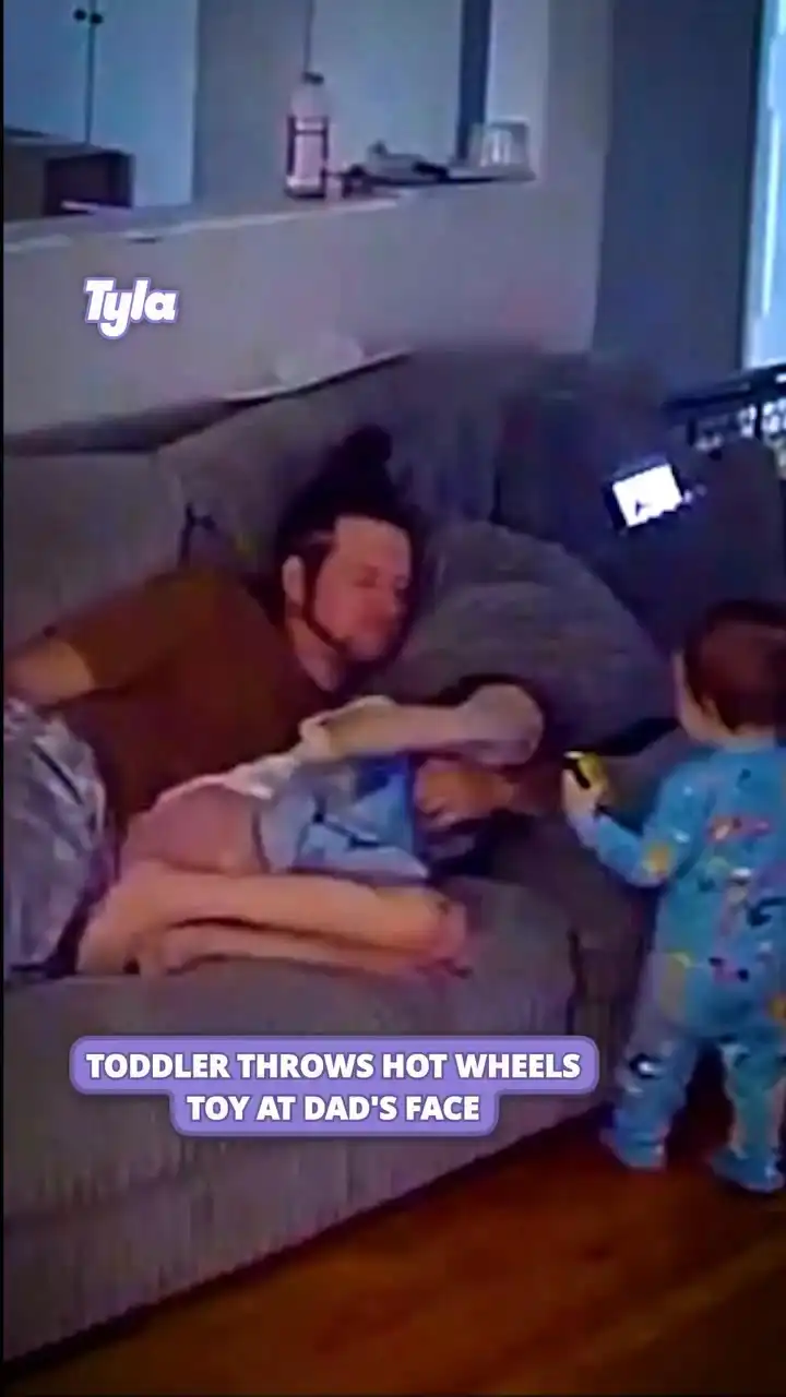 Toddler throws tantrum for not being in cuddle 😲