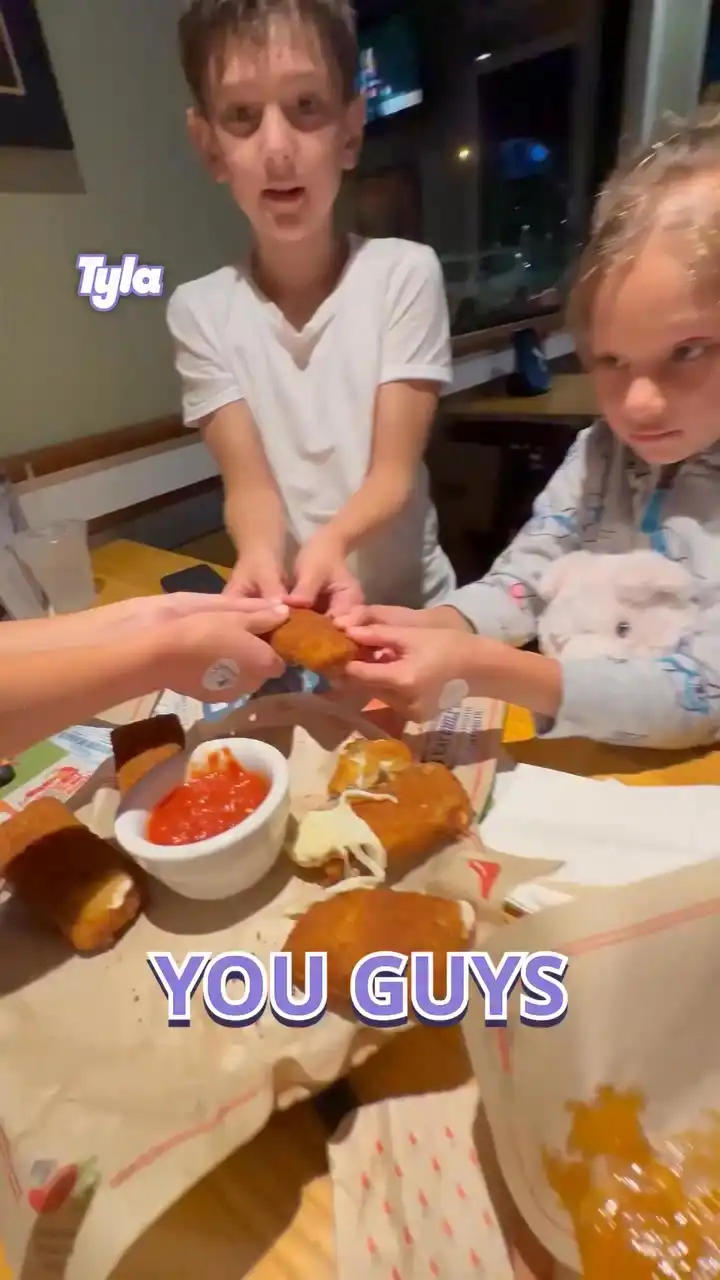 Epic cheese pull 😲🧀