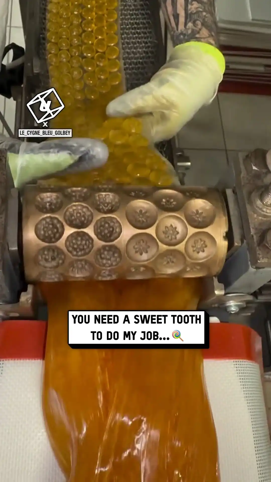 Working at the candy press machine π€€π¬