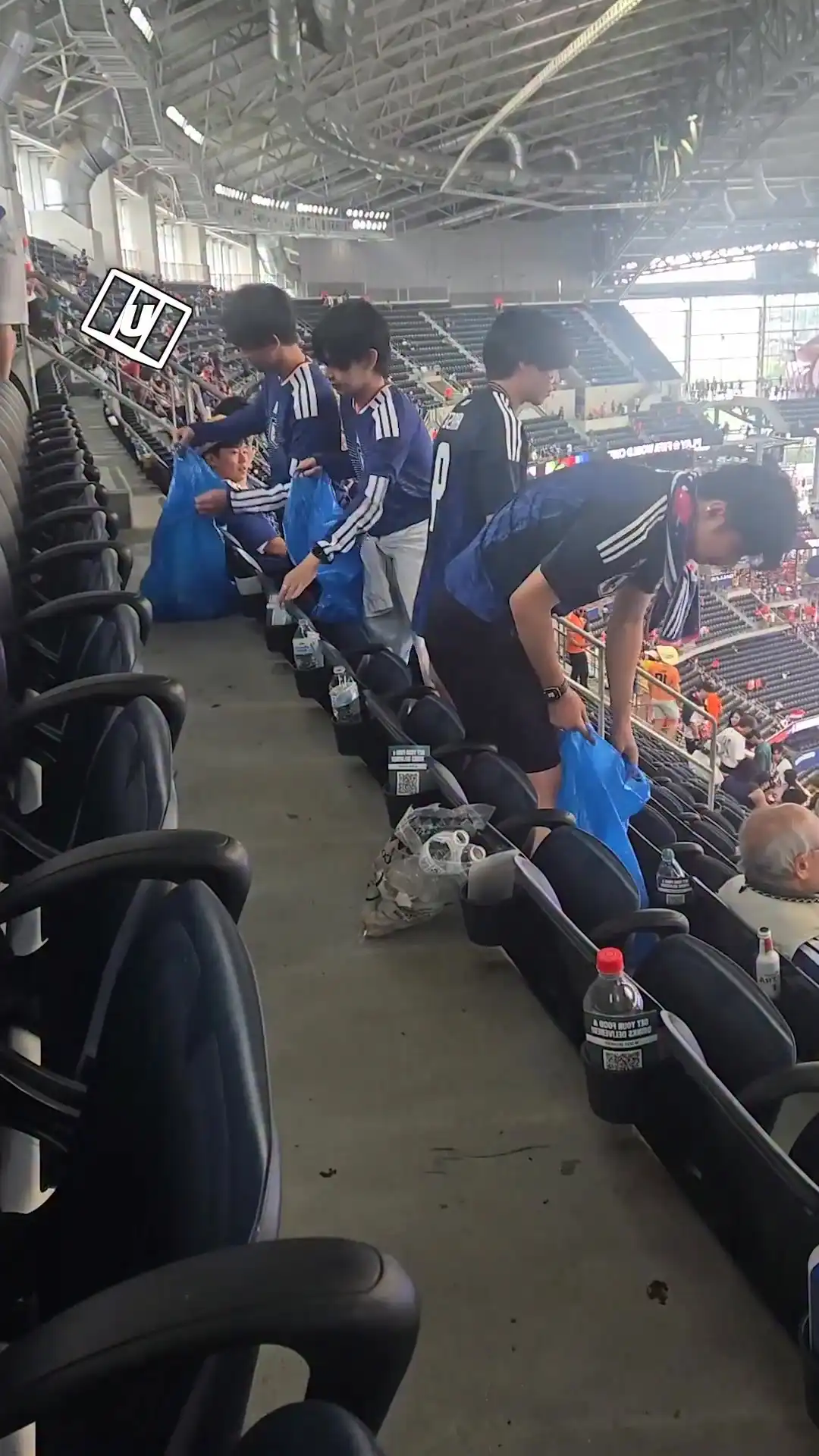 Japanese Fans Clean Up After World Cup Match ๐ฏ๐ตโฝ๏ธ