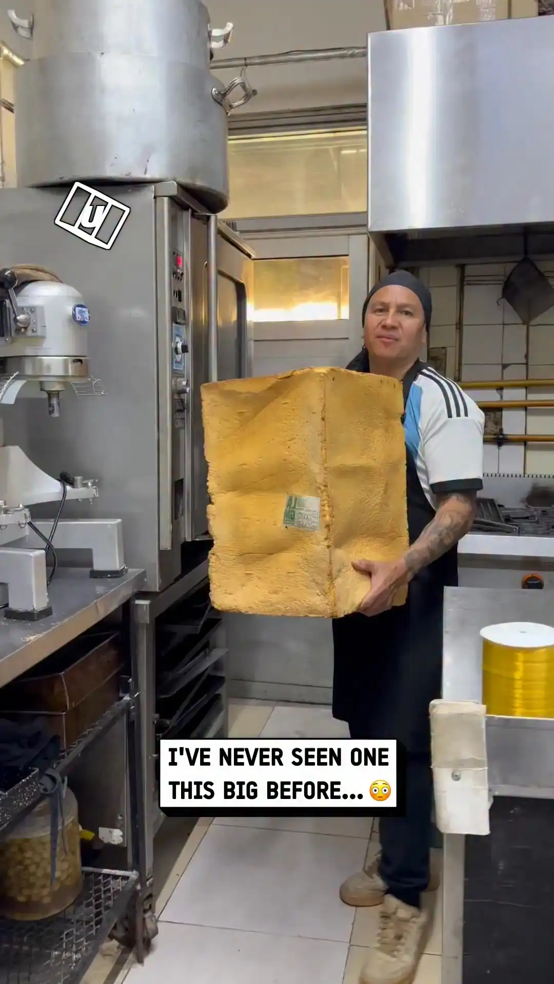 Slicing the biggest loaf of bread ๐ฒ๐