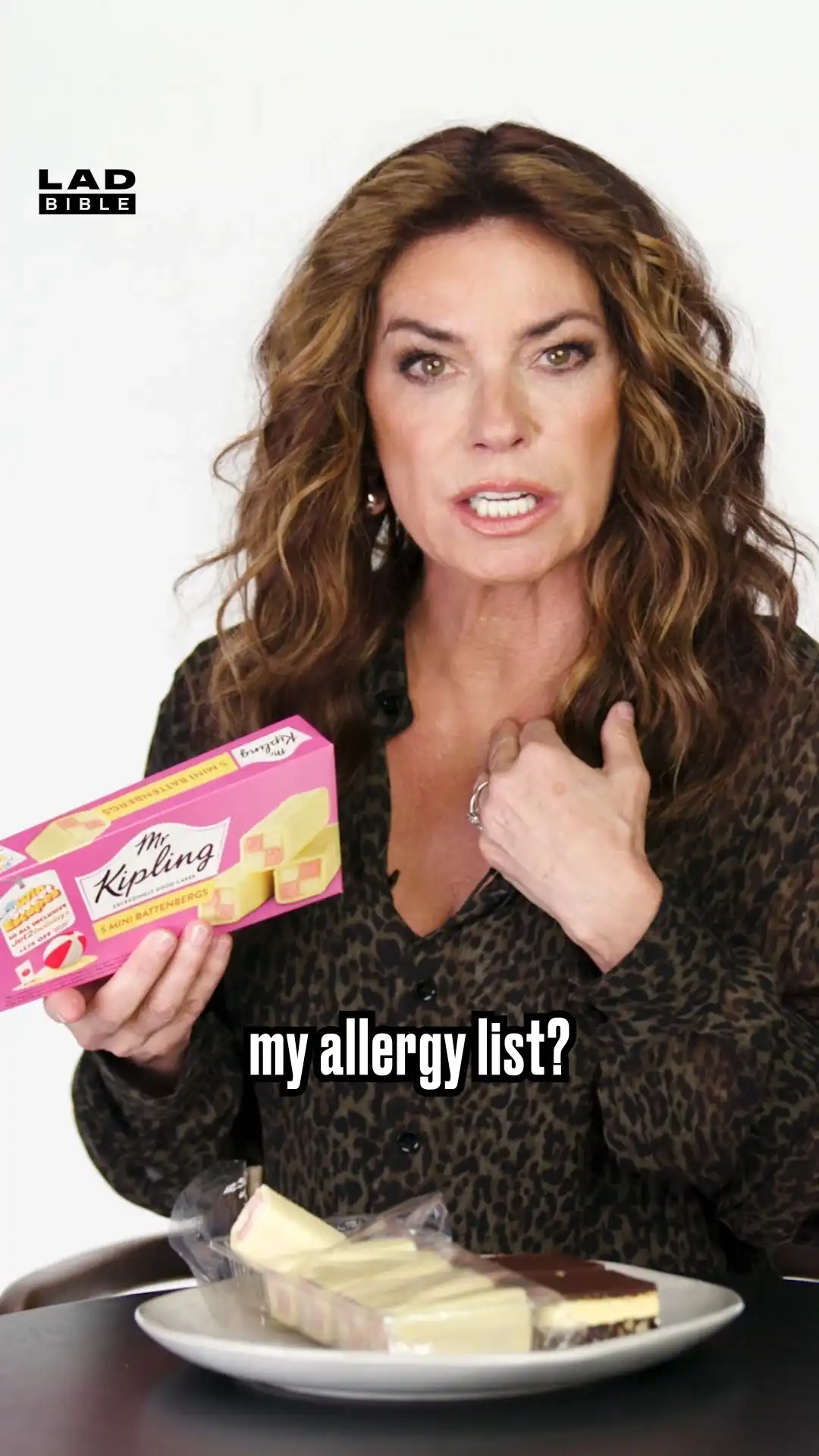 Shania Twain tries British and Canadian sweet treats