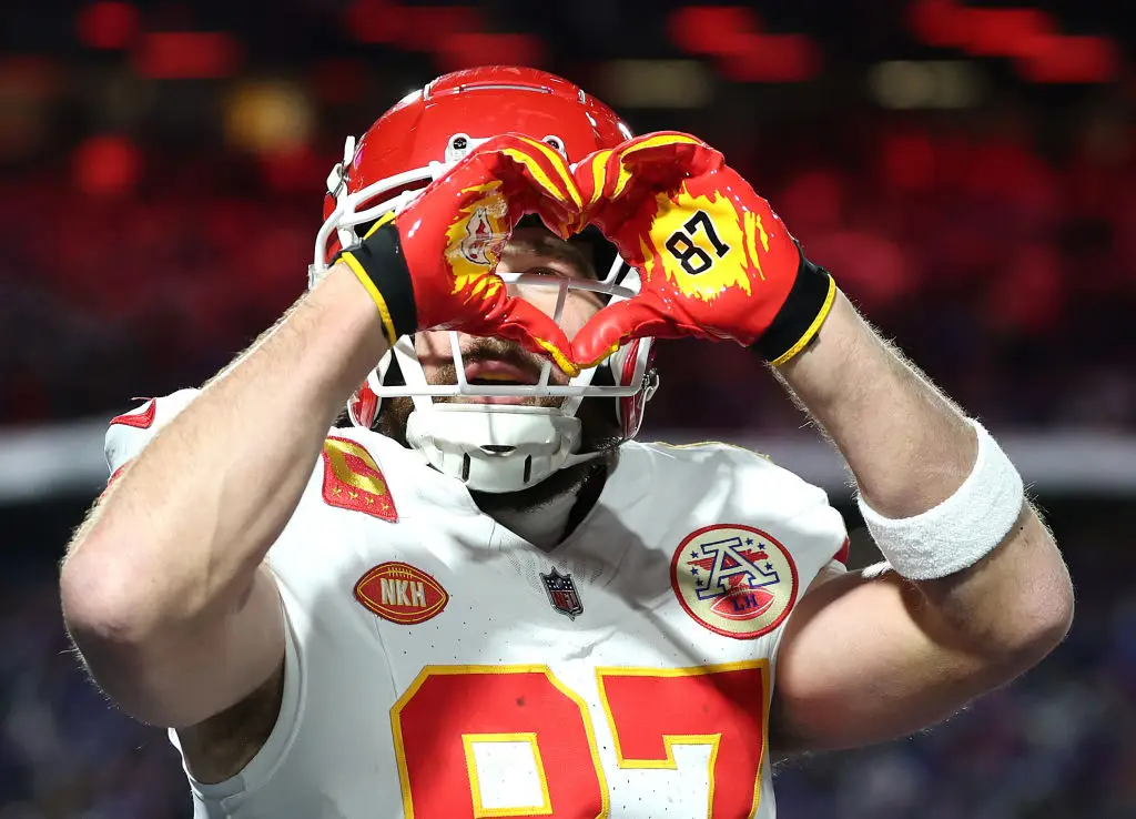 travis-kelce-heart