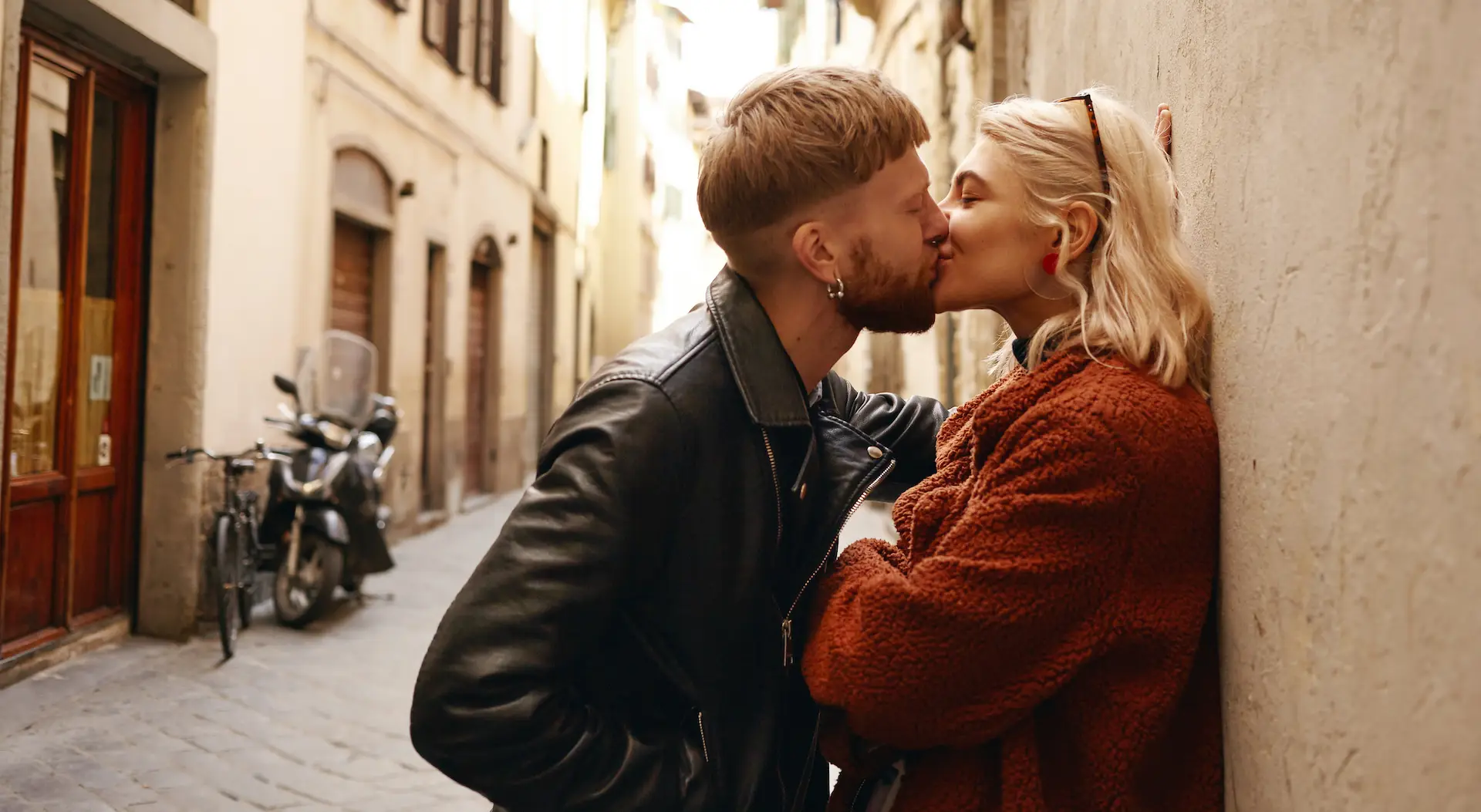 Sober date ends with a kiss after a nice walk