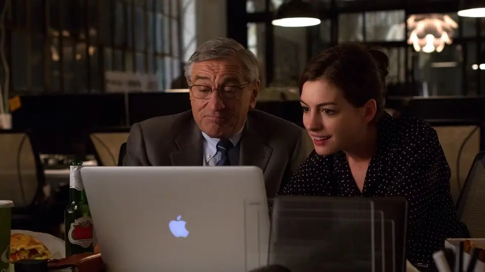 (l-r) Robert De NIro as Ben Whittaker and Anne Hathaway as Jules Ostin in THE INTERN. ©Warner Bros. Entertainment / Ratpac-Dune Entertainment LLC. CR: Francois Duhamel.