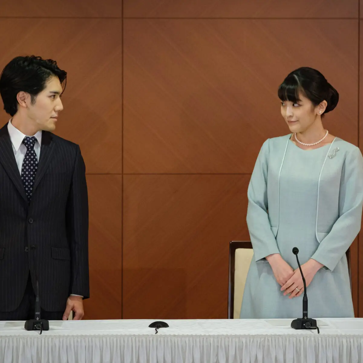 TOKYO, JAPAN - OCTOBER 26 : Princess Mako, the elder daughter of Prince Akishino and Princess Kiko, and her husband Kei Komuro, a university friend of Princess Mako, poses during a press conference to announce their wedding at Grand Arc Hotel in Tokyo, Japan on October 26, 2021. (Photo by SIPA Press/Nicolas Datiche/Pool/Anadolu Agency via Getty Images)