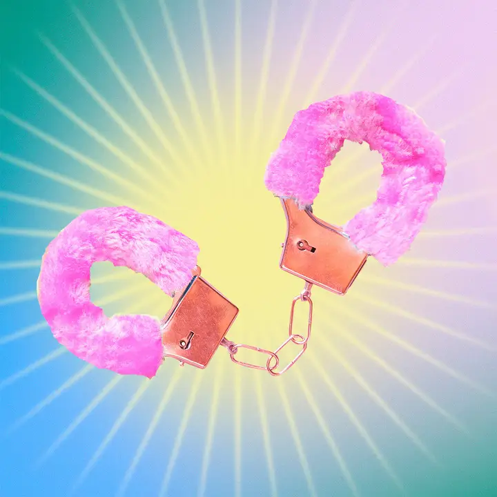 Sabrina Carpenter's fuzzy pink handcuffs