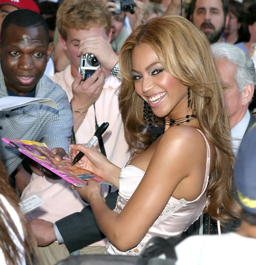 beyonce signing an autograph