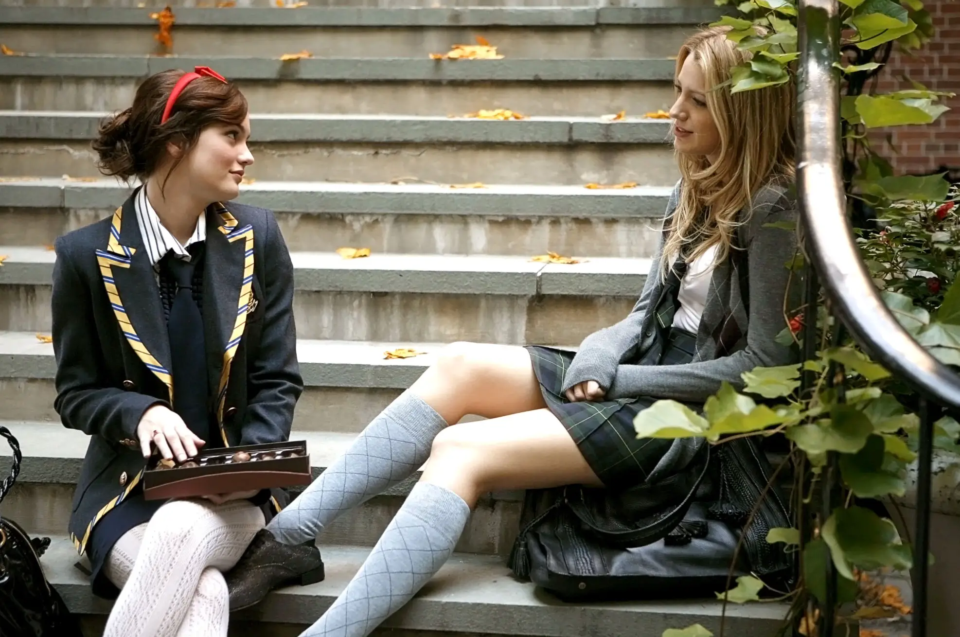 Leighton Meester as Blair an Blake Lively as Serena in Gossip Girl