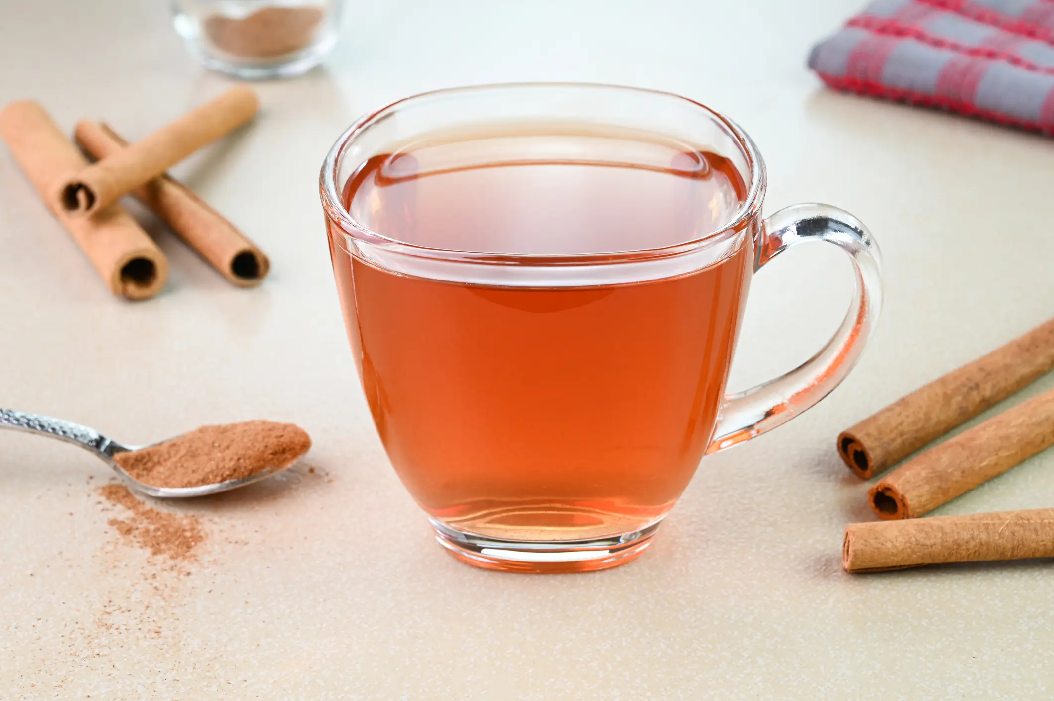 Cinnamon and water helps imitate insulin activity (jayk7/Getty)