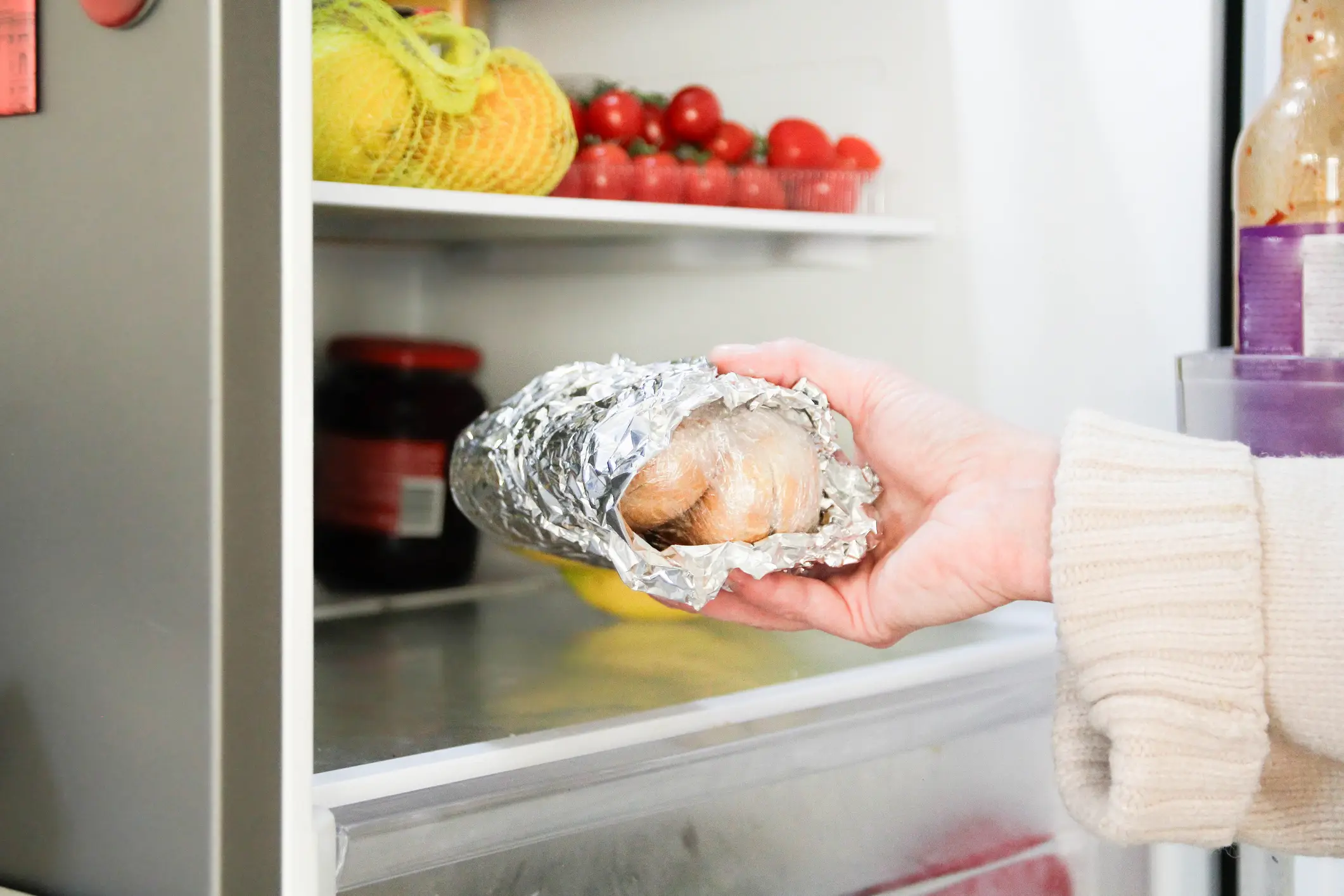 Kitchen foil doesn't create an airtight seal around food (Kinga Krzeminska/Getty Images)