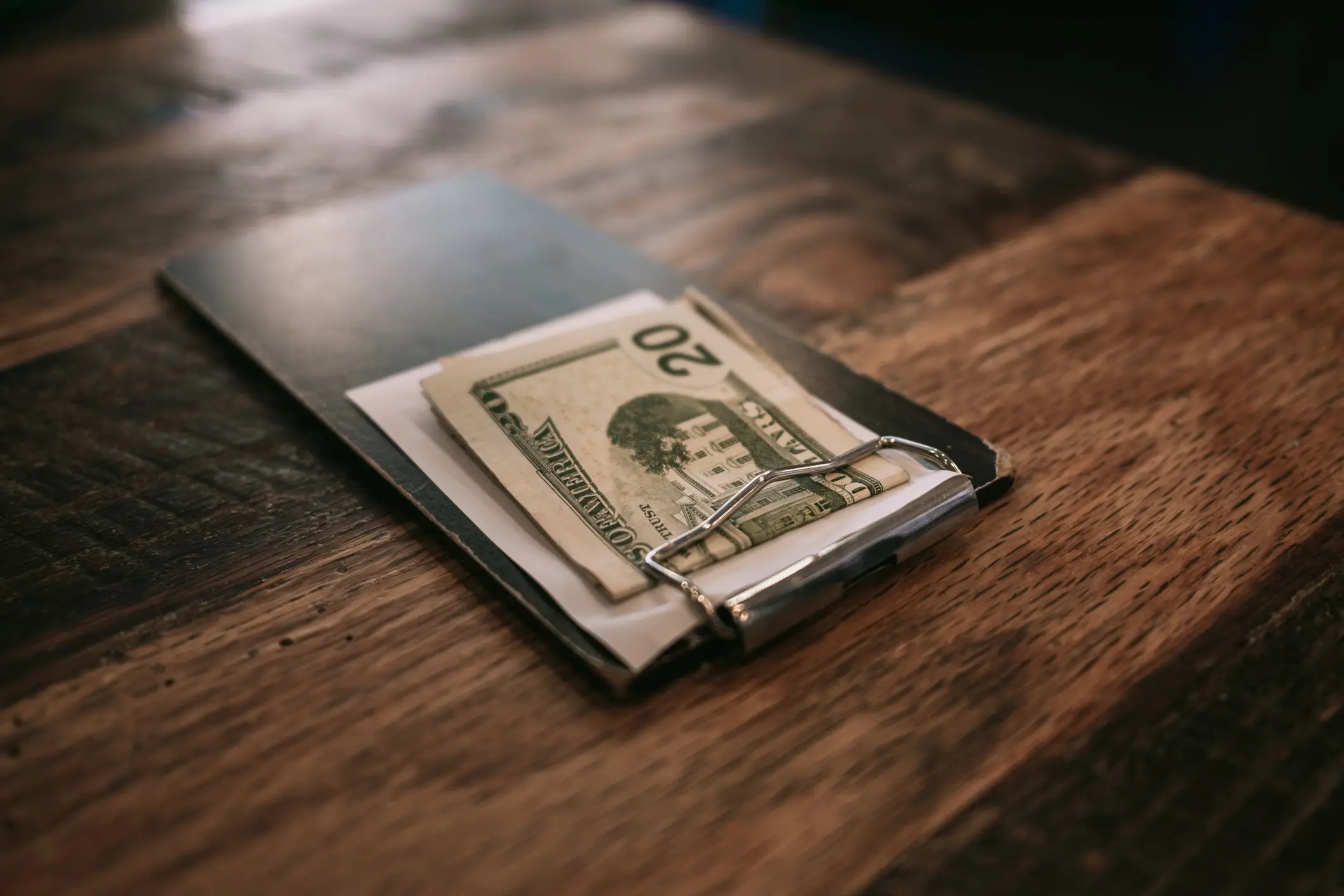 Paying with cash means the server gets the full tip (Grace Cary/Getty)