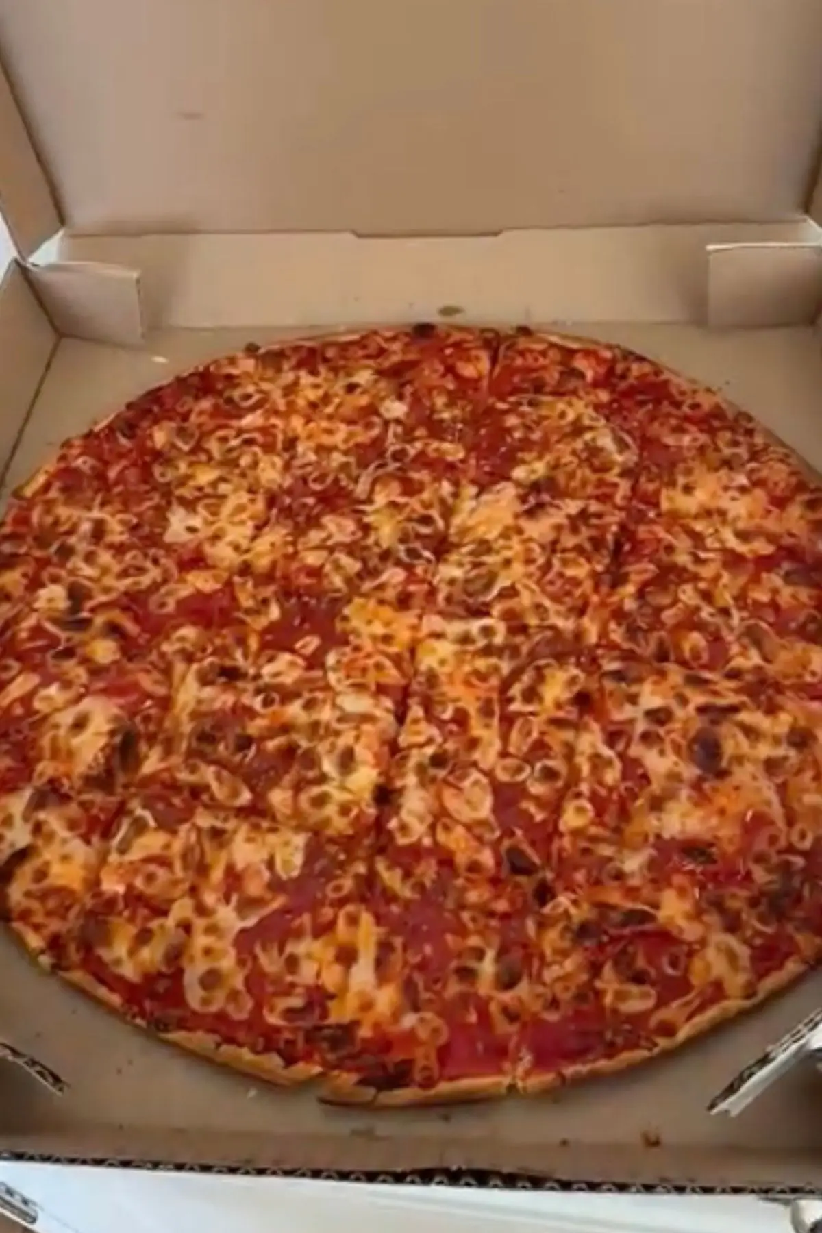 The star chose a thin crust pizza from Domino's (Instagram/@itsbennyblanco)
