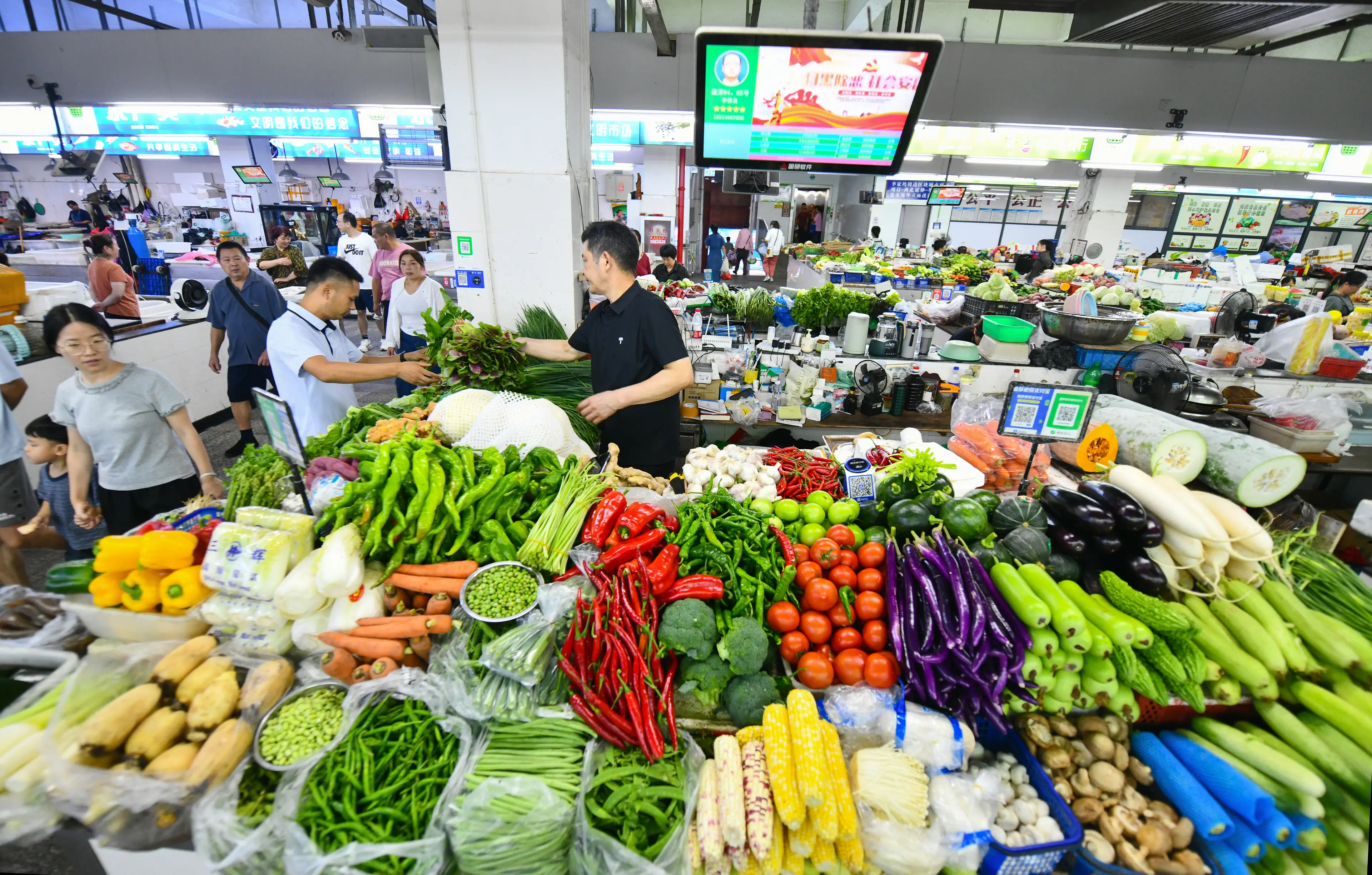 Vitamin C foods include bell peppers and kale (Yang Bo/VCG via Getty Images)