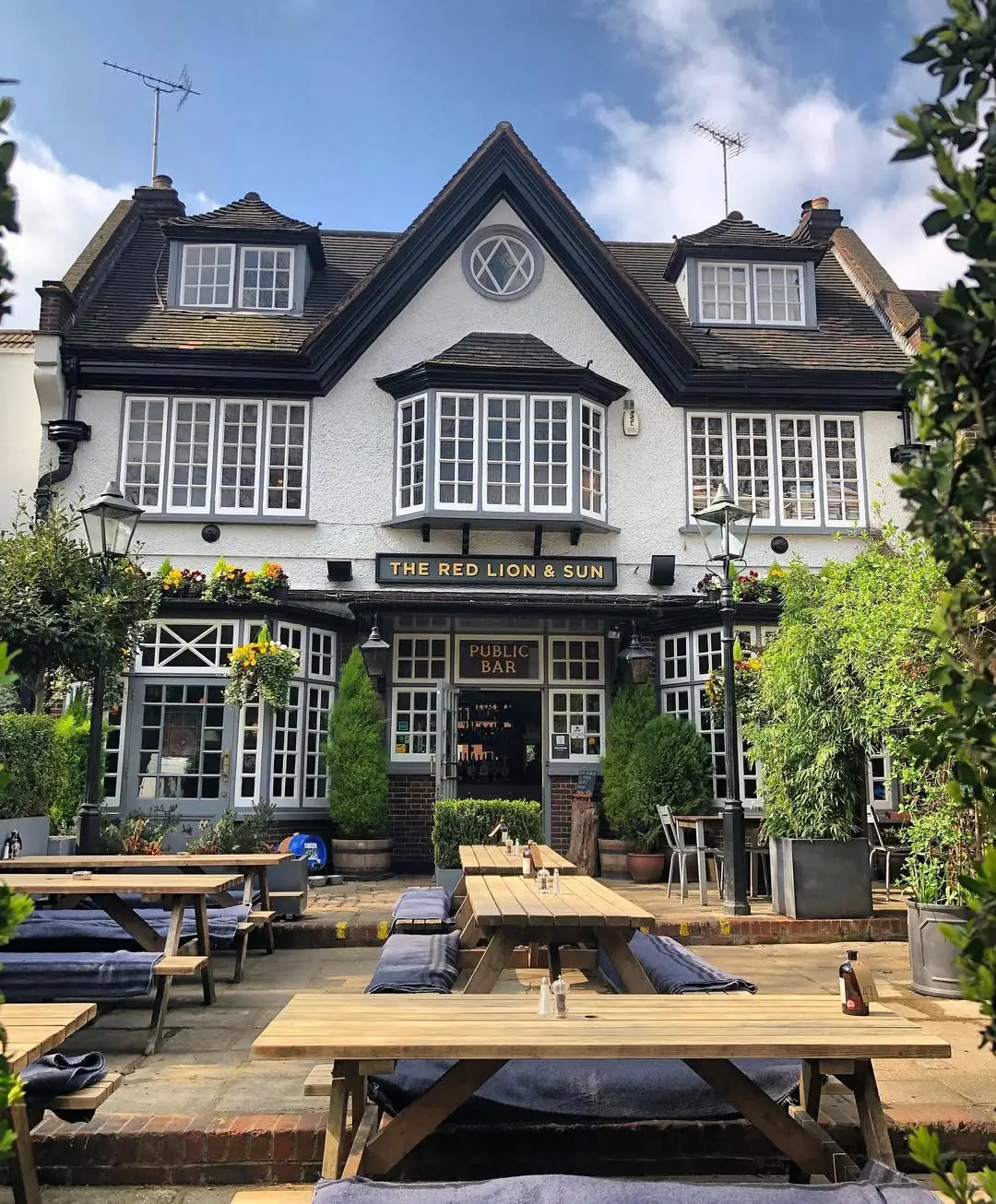 A pub in London has shared a hilarious review from a confused customer (Instagram/@theredlionandsun)