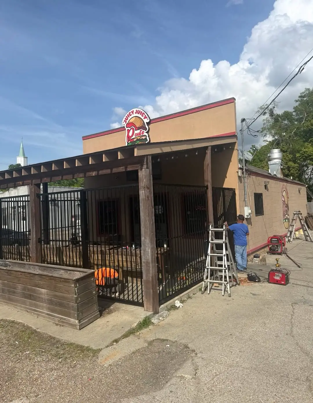 Roul's Deli in Baton Rouge, Louisiana, has installed a fence to deter unhoused people (Instagram/@roulsdelijuicy)