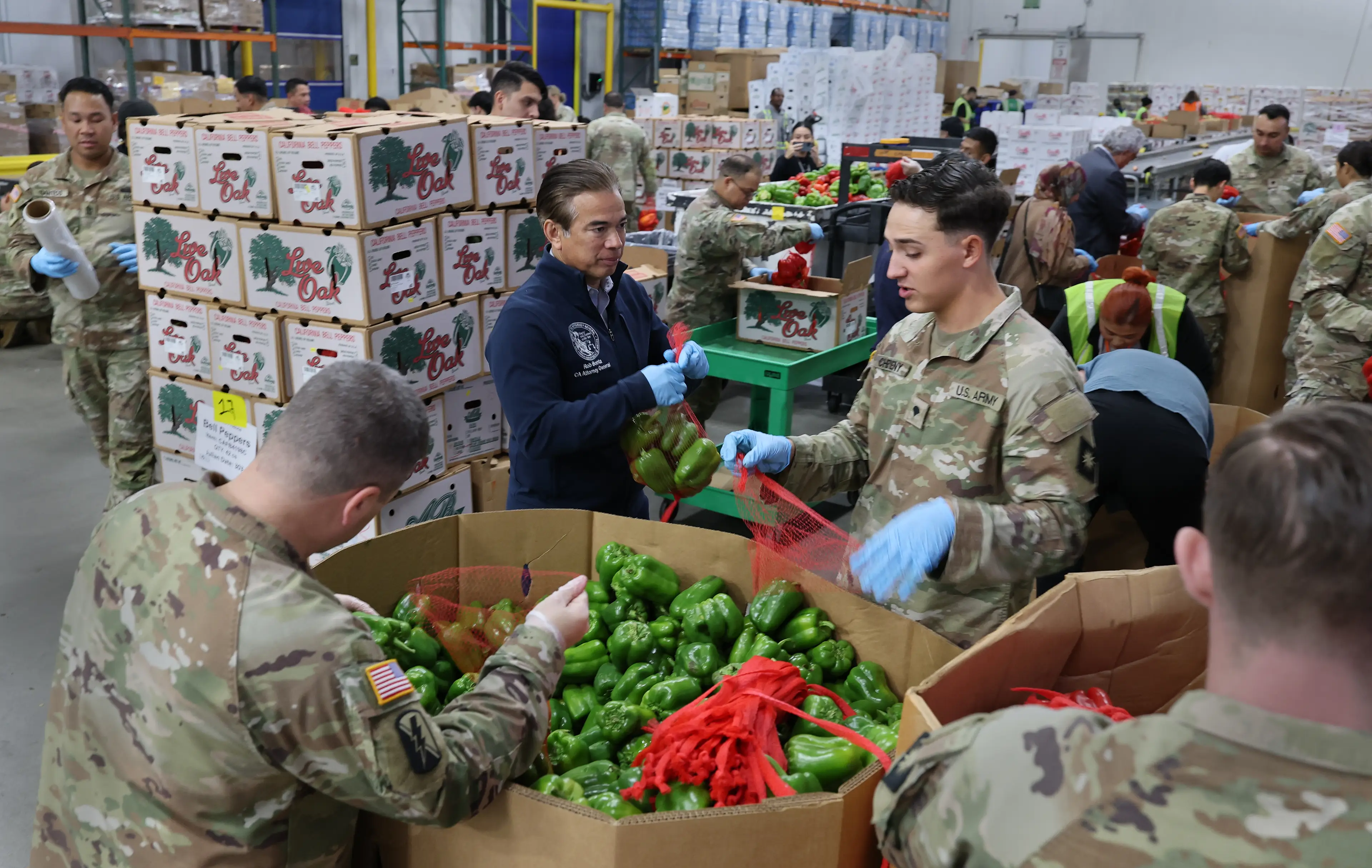 Members of the California National Guard and volunteers packing produce for distribution (Allen J. Schaben/Los Angeles Times via Getty Images)