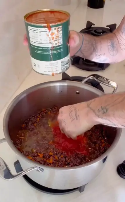 Some questioned why French music had been used used to soundtrack the clip (Instagram/@brookylnpeltzbeckham)