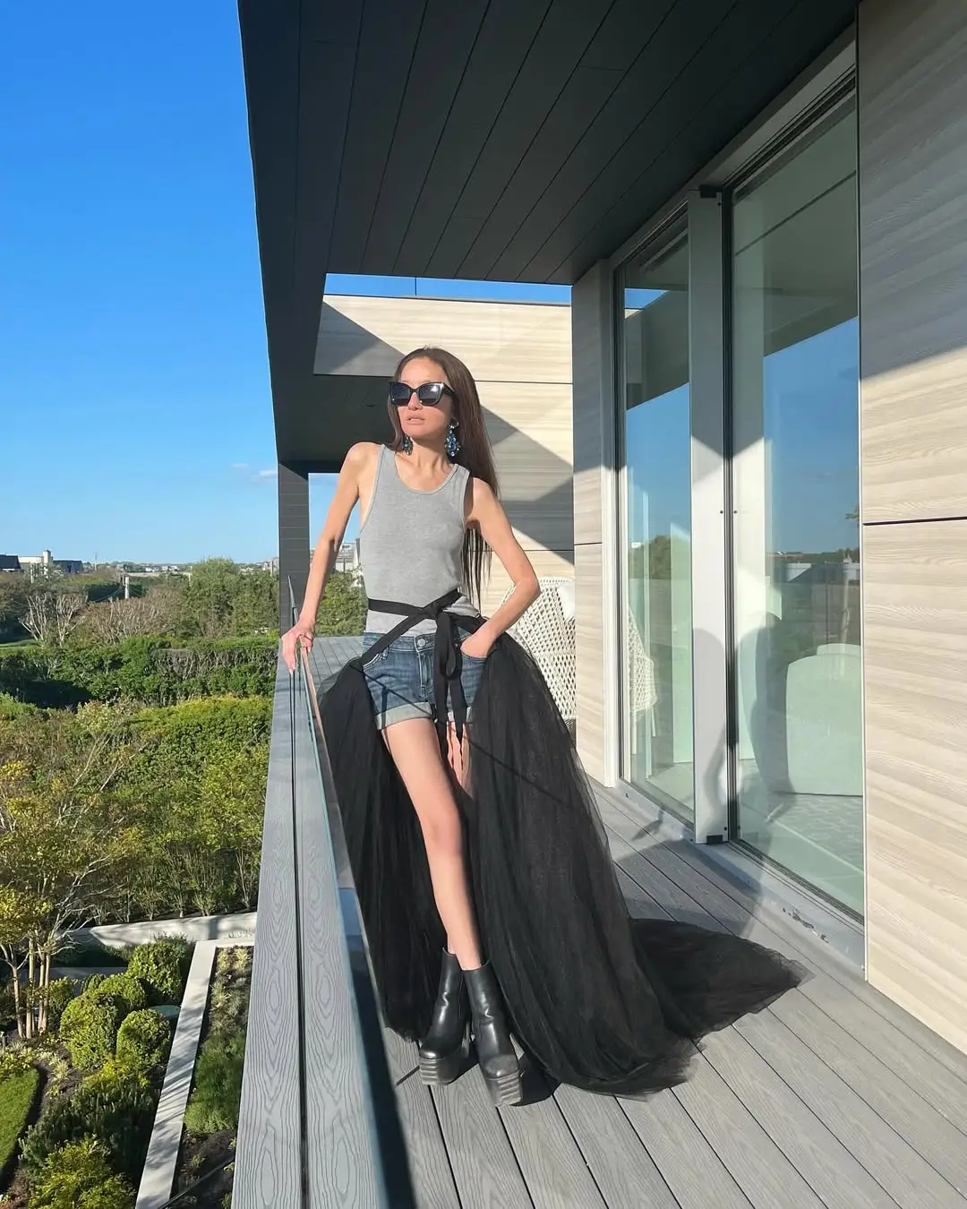 Wang credits her youthfulness to a career of hard work (@verawang/Instagram)