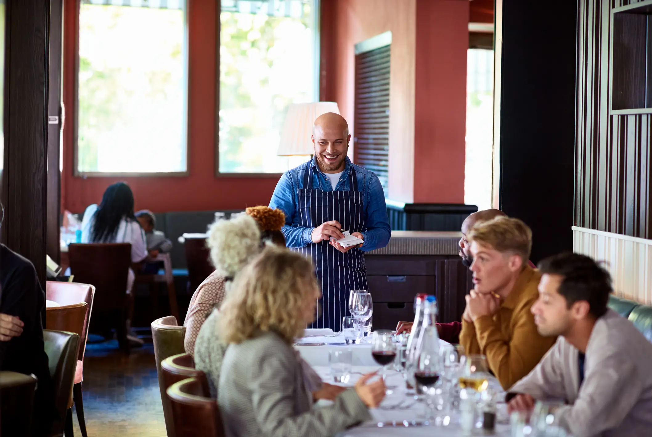 Taking an order - 10'000 Hours via Getty Images
