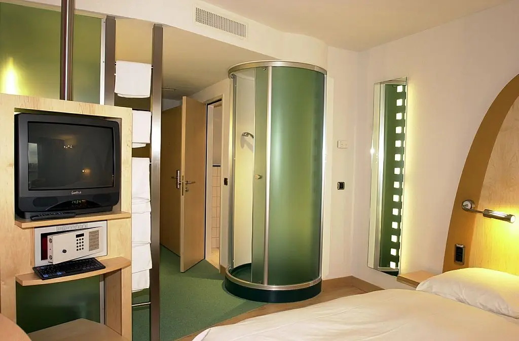 The glass showers offered no privacy which guests complained about (Getty Images/Staff)