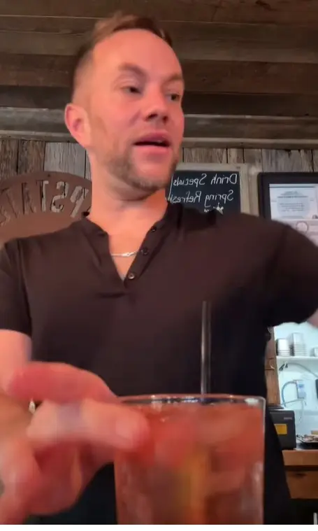 He makes the drink look like a fancy cocktail, but it's actually alcohol-free (TikTok/@benjispears)
