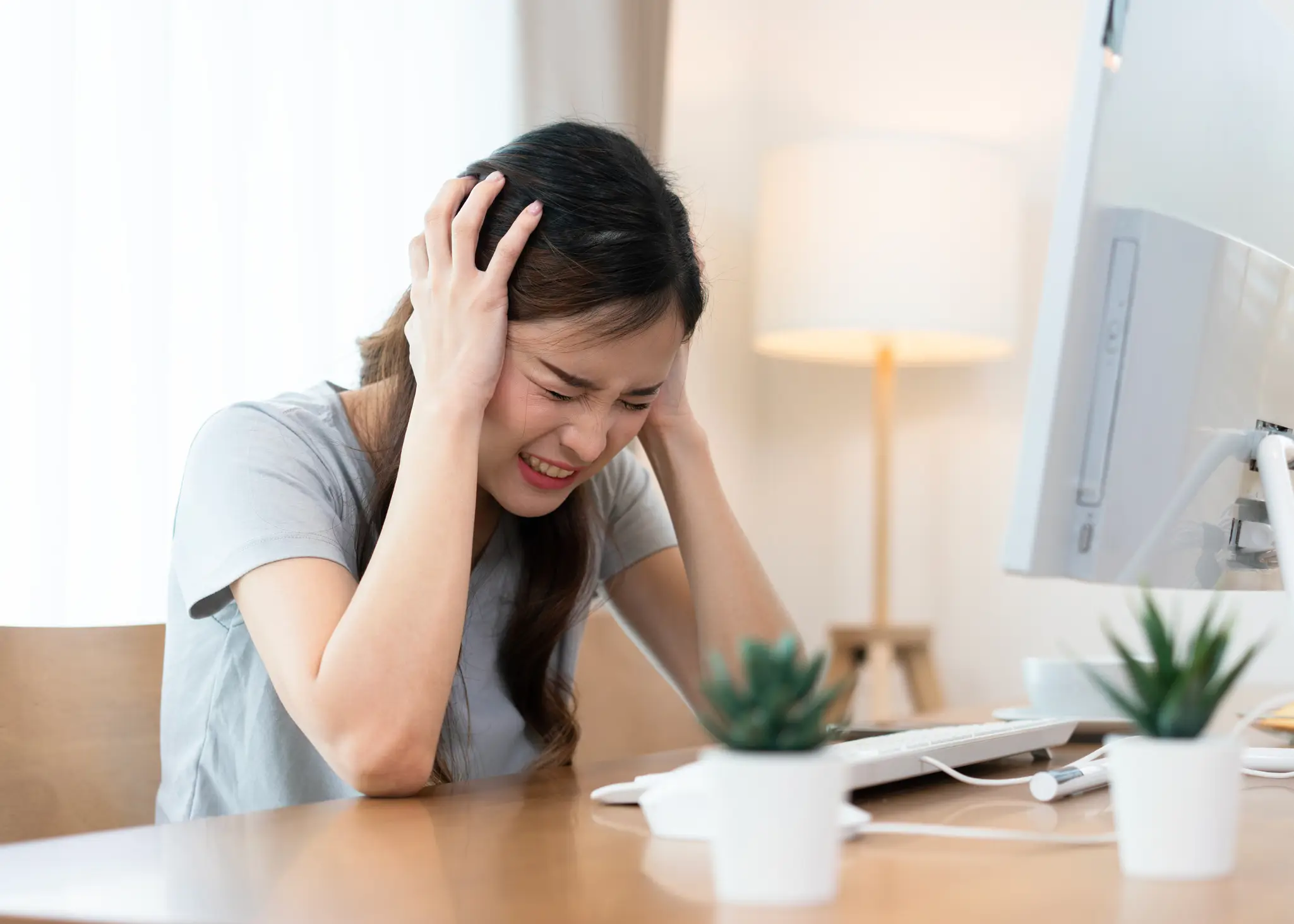 Migraines can completely ruin your day (Tfilm/Getty Images)