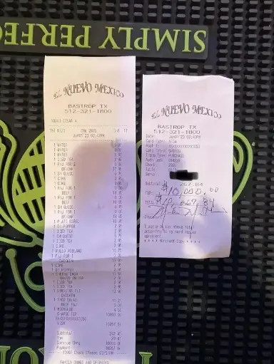 The receipt showing one of the mega tips (@elnuevomexico/Instagram)