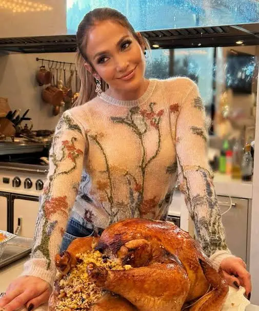 The actress follows a balanced diet and allows herself to sometimes eat less nutritious foods (Instagram/@jlo)
