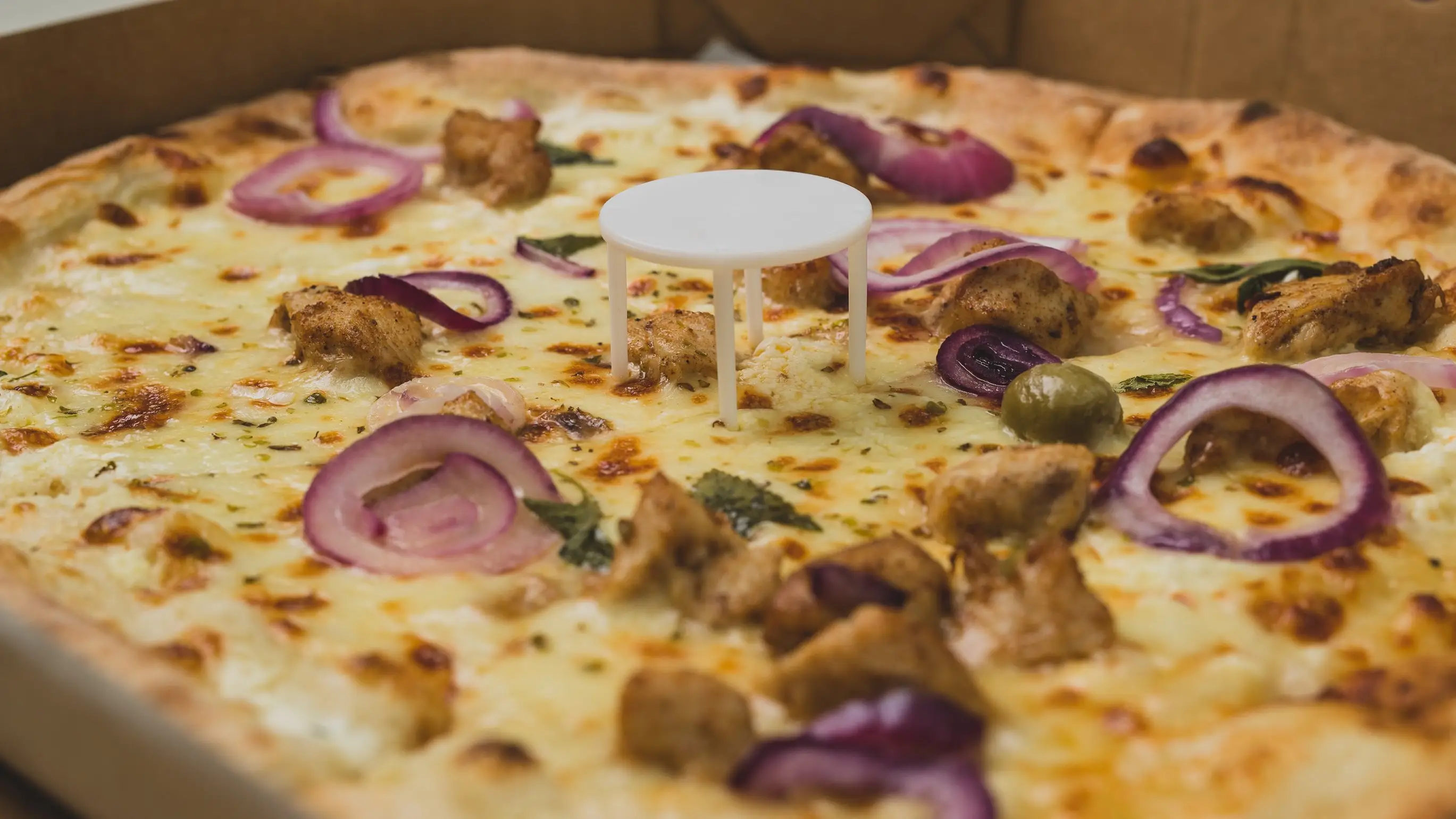 Man claims he knows why you find plastic stools in takeaway pizza boxes