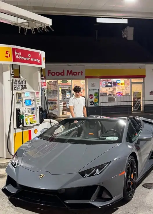 Yadegari putting fuel in a Lamborghini (zachyadegari/Instagram)
