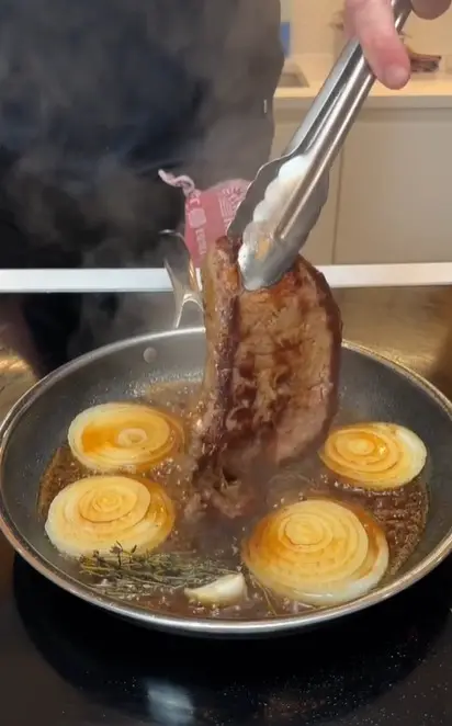 Ramsay cooking the steak and onions (@officialgordonramsay/TikTok)