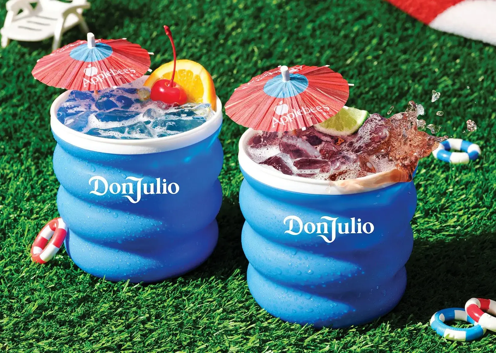 The alcoholic drinks come in collectable cups (Applebee's)