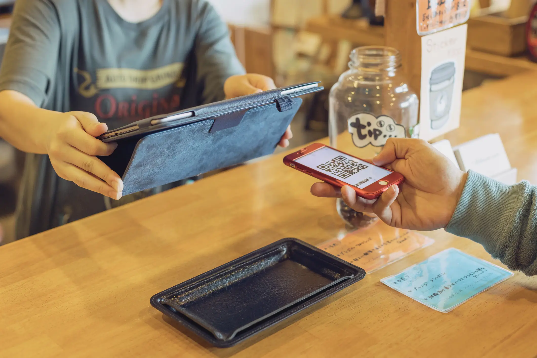 Paying a tip - Akio Maeshima via Getty Images