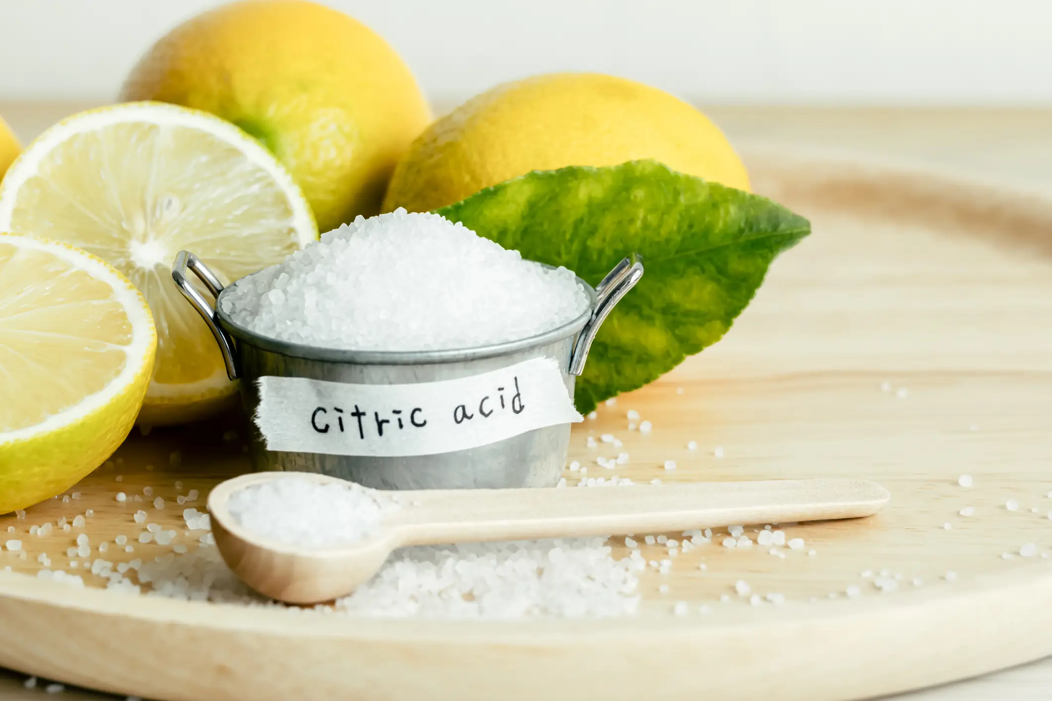 Citric acid is refined from citrus fruits like lemons and limes (shironagasukujira/Getty Images)