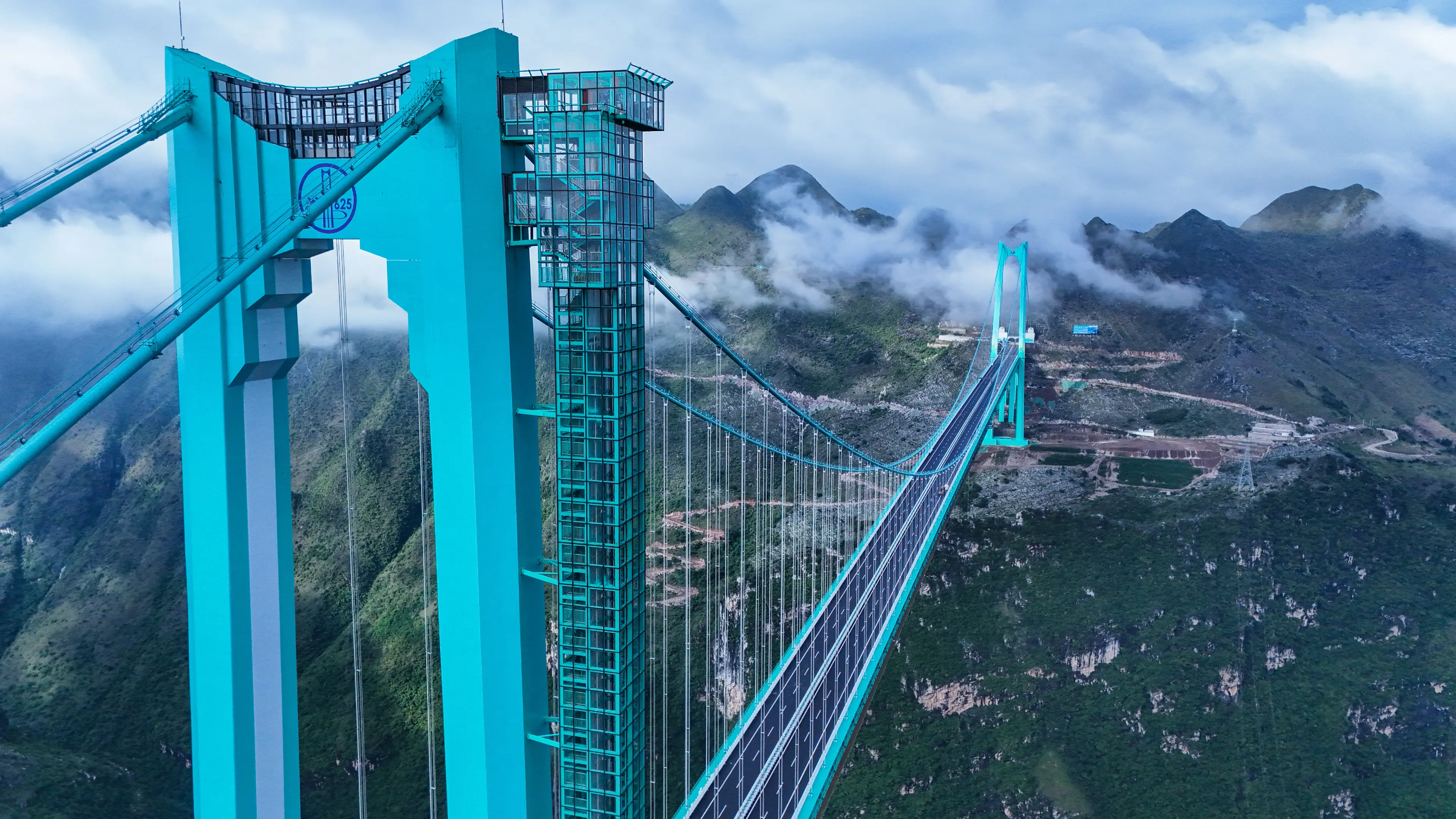 People can travel up to the café via an elevator (Li Yunfeng/VCG via Getty Images)