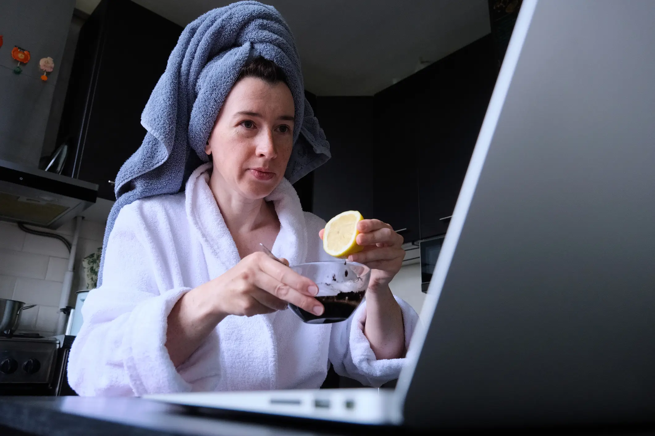 Squeezing lemon into your coffee is unlikely to deliver any lasting results (	invizbk/Getty Images)