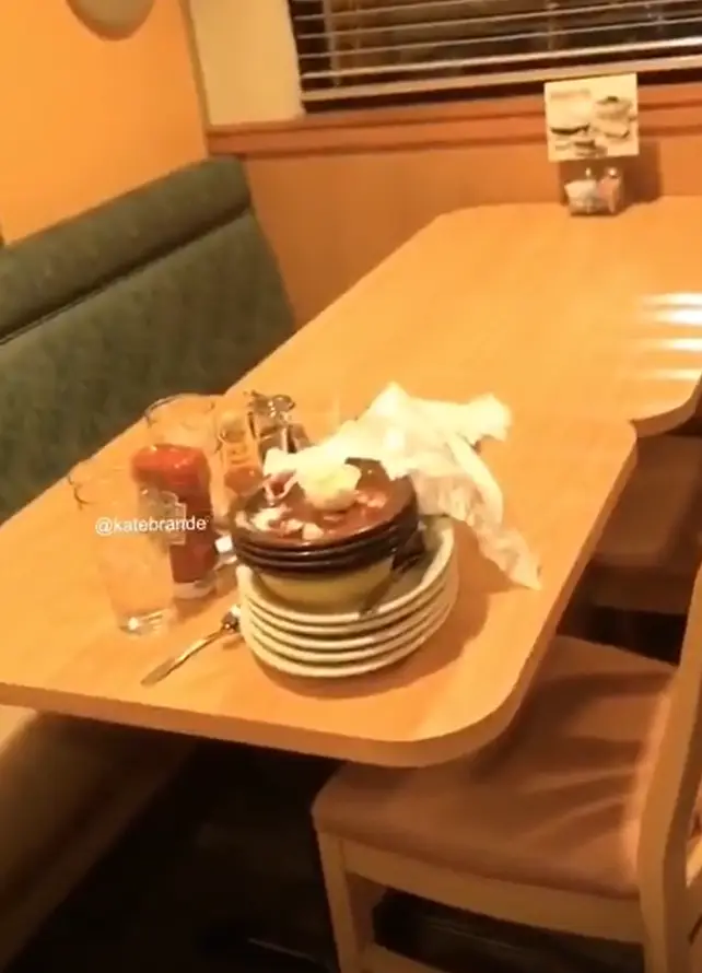 TikTok video shows the difference in tables from Baby Boomers and Gen Z.