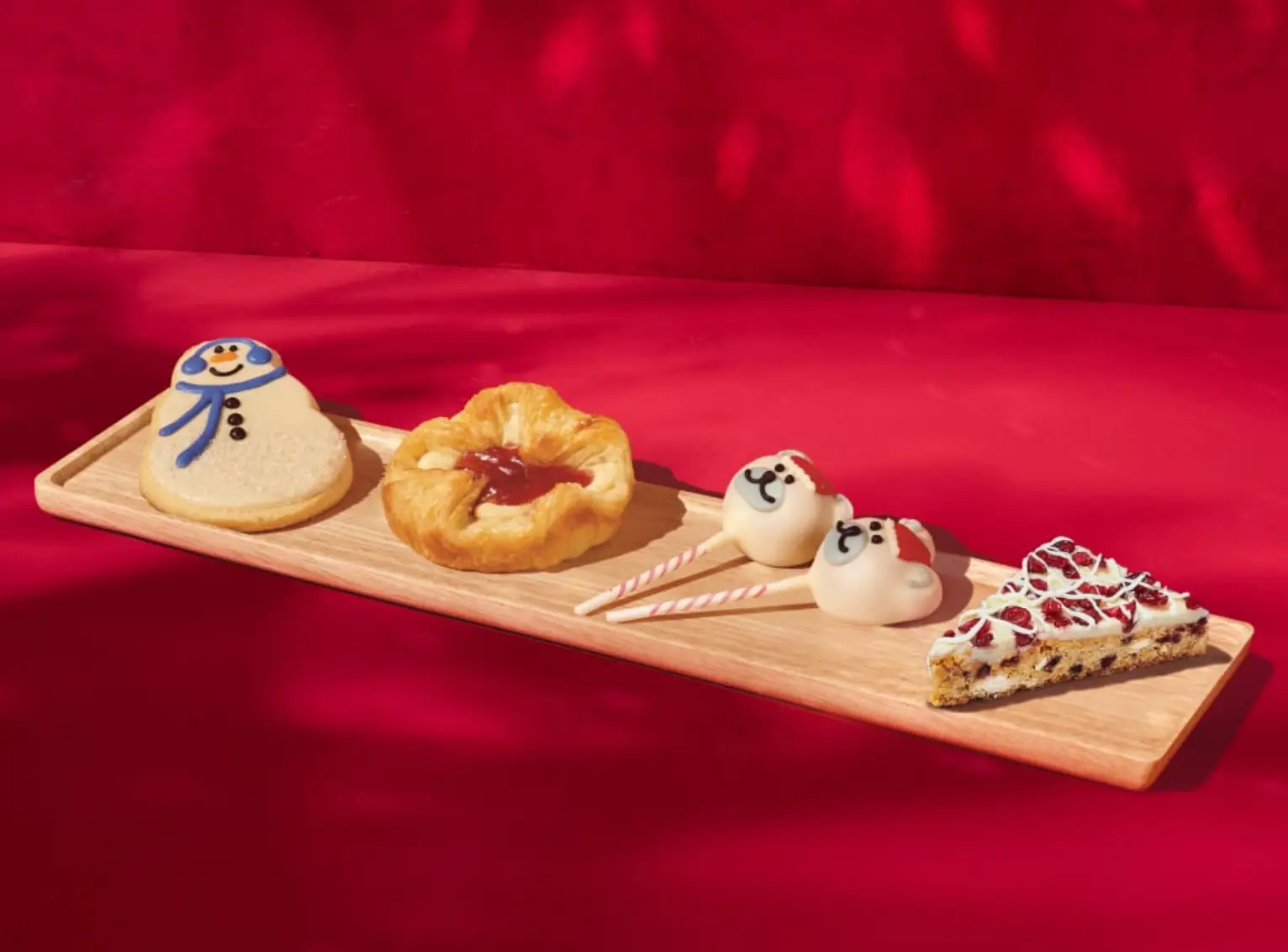 New this season is the Polar Bear Cake Pop and Cinnamon Pull-Apart Bread (Starbucks)