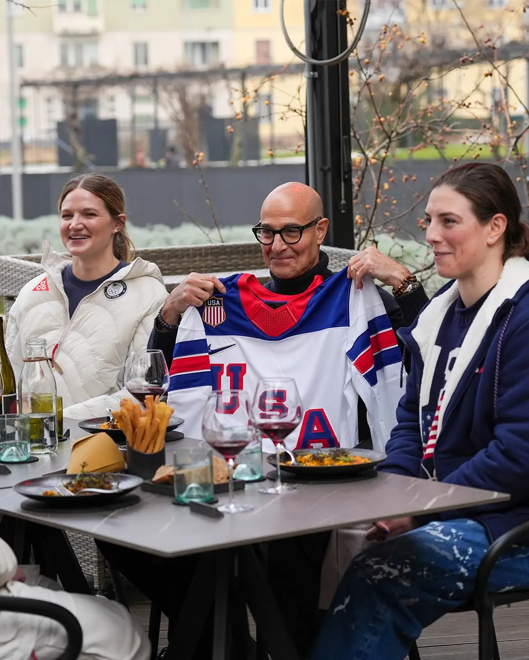 Stanley Tucci treated the women's ice hockey team to food in Milan (Instagram/@usahockey)