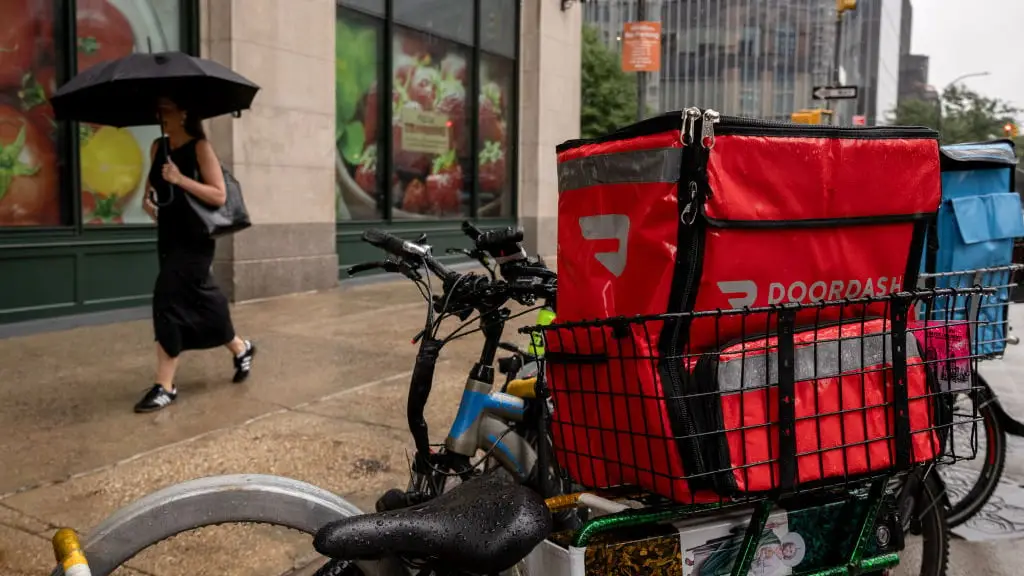 A delivery driver got a heartbreaking note from a customer and was praised for his response