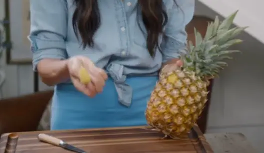 Meghan Markle has a clever trick for getting the perfect mouthful of pineapple every time (Instagram/@meghan)