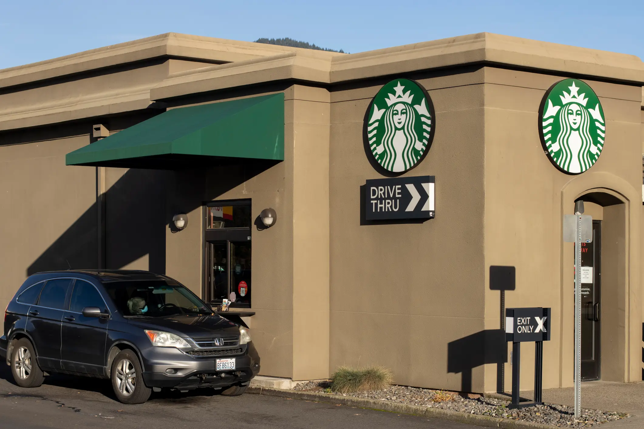 Swathes of pick-up-only Starbucks locations will close (hapabapa/Getty Images)