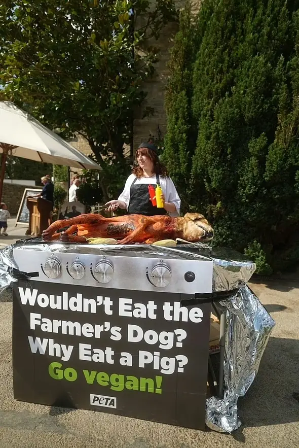 The staged stunt urged customers to eat vegan (PETA)
