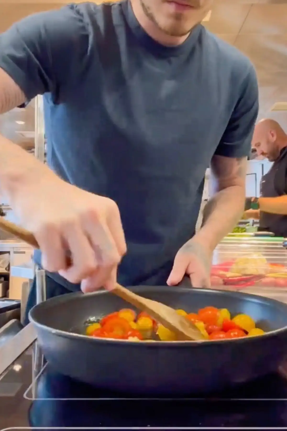 The chef cooked tomatoes, garlic, salt, and hot sauce in a pan before adding it to the pasta (TikTok/@brooklynbeckham)